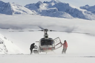 Hubschrauber im Schnee zum Heliskiing