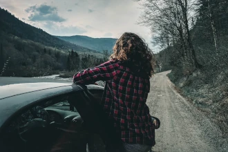 Frau im Mietwagenurlaub in den Rocky Mountains (Kanada)
