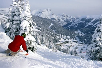 Skifahrer mit roter Jacke in den Rocky Mountains